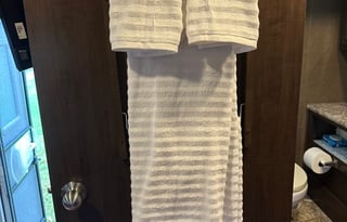 2020 Thor Four Winds 28Z with amenities of home.