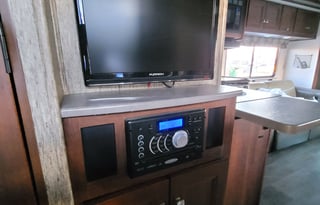 JANICE-2018 Forest River Sunseeker Bunkhouse