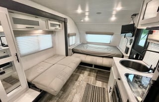 Sleeps 5, lots of upgrades! 600W solar system