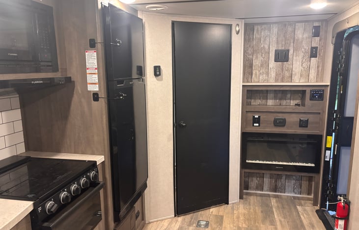 TV UNITS DO COME WITH UNIT (2) (NOT IN PICTURE). TV CAN ALSO BE MOUNTED TO OUTSIDE OF CAMPER FOR OUTDOOR ENJOYMENT. MOUNT FOR BEDROOM, LIVING ROOM AND OUT SIDE.