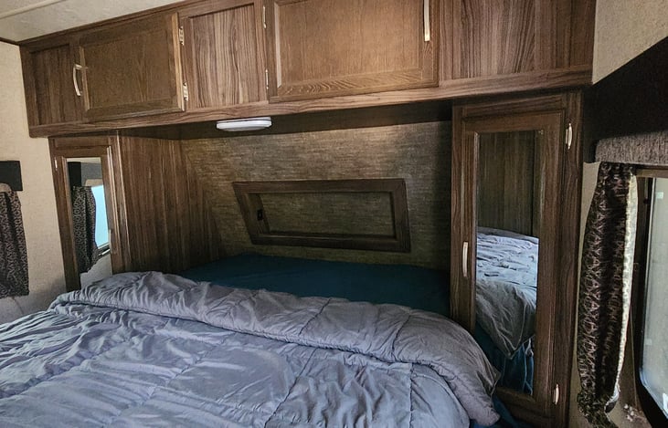 Bedroom: Queen Bed