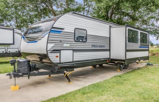 SLEEPS 6 + Outdoor fridge & Grill