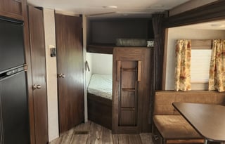 Cherokee Red sleeps 6 w/pvt queen & bunks