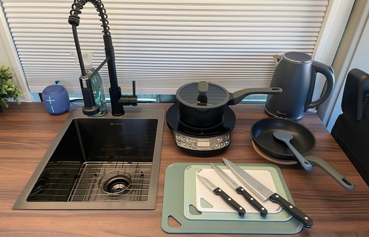 Induction stove, kettle and cooking equipment