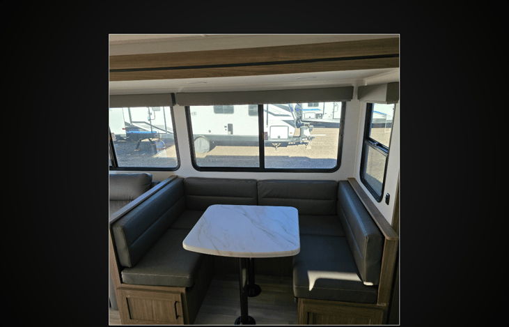 🍽️ Gather 'Round the Dinette
The versatile U-shaped dinette isn't just for eating! It's the perfect central spot for hosting lively family dinners or getting competitive with an evening of card playi