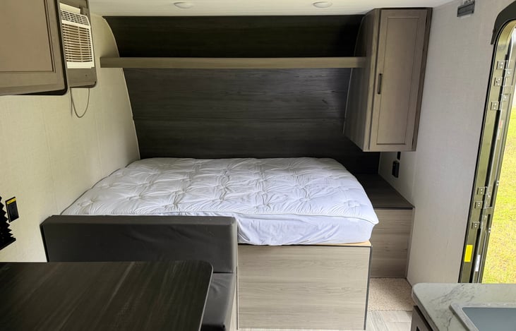 Master bed and dinet