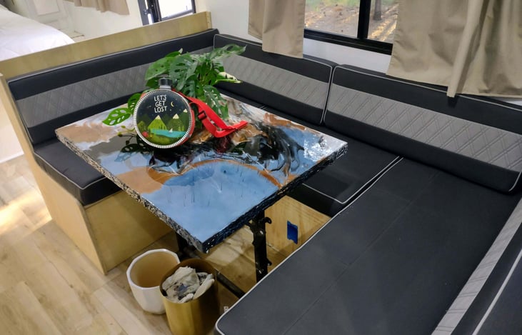 Sitting area/dinette