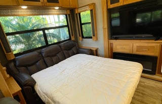 Luxury StationaryRV Retreat-Site included