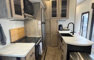 2022 Cherokee Arctic Wolf 3660 Suite