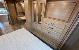 C13: Thor 10 Sleeper wBunks! 2 SlideOut Rooms WiFi