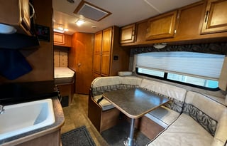 Spacious Easy to Drive Worry Free 2016 Minnie Winnie W/ U-Shaped Dinette