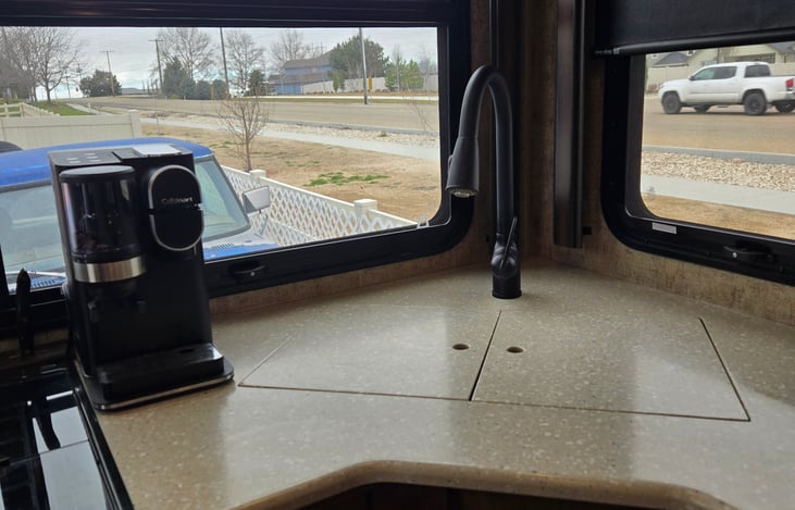 Coffee maker take pods, ground or will grind fresh coffee.