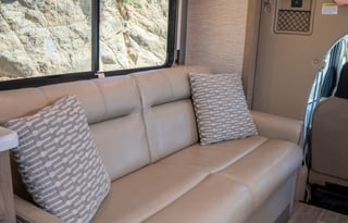 "Betty" the GORGEOUS Class C bunkhouse