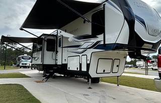 We Deliver! 2023 Montana 381TB 2 bed/2ba w Loft