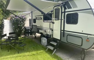 Sleeps 6 Outdoor kitchen Smart TV and SUV towable!