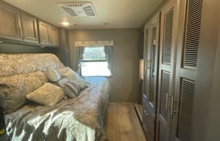 2022 Thor Motor Coach Miramar 34.6