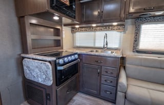 C9-Luxury Four Winds 10 Sleeper w Bunks! 2 Slides