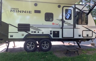 Who lives like WE DO? We DO!