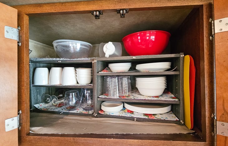 Corelle dishes and plenty other kitchenware