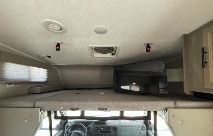 Bunk 57x95
Swing-Arm TV