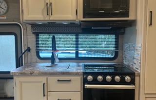 2023 Thor w/large slide out - Make Treasured Times