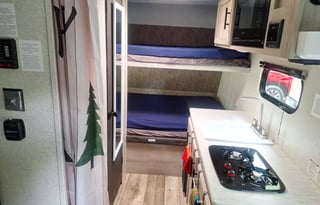 Sleeps 4 PLEASE READ UNDER DESCRIPTION FIRST