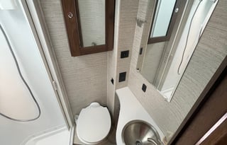 Great 4 Season Family RV w/ Slide-Out, Solar & Gen