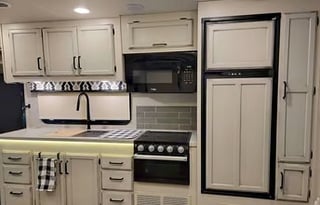 Roomy 2022 Jayco Greyhawk