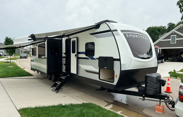 Two automatic awnings to relax under away from the sun and rain.