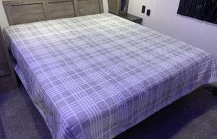 King bed!!! 

Tv and AC