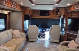 2018 Fleetwood Discovery LXE 44H Diesel TAG Axle