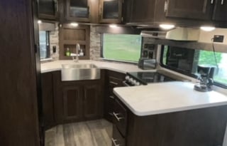 2019 Forest River Cherokee 274VFK Sleeps 6!