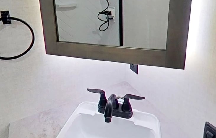 Mirrored vanity in full bathroom