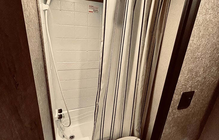Shower and tub in the bathroom