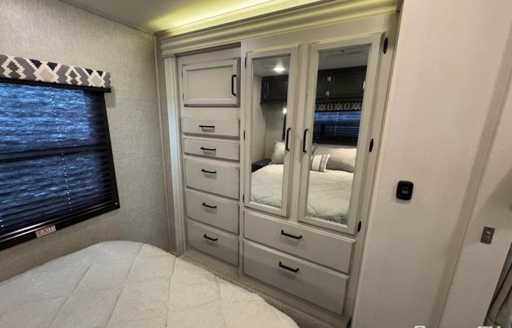 A wardrobe do die for.