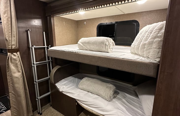 Twin bunks. Bottom turns into dinette when beds aren't in use