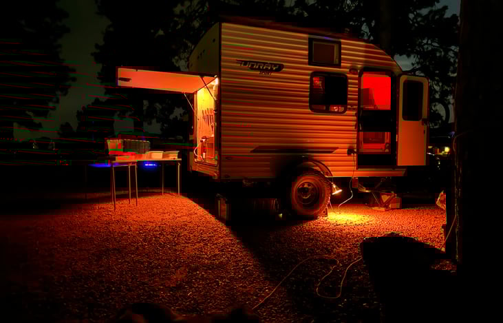 I love my lighting, yes lights come with it.