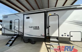 “BEAUTIFUL” 2 Bedroom 1.5 Bath, 2021 - 5th Wheel