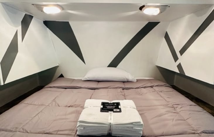 Primary bedroom - Queen bed