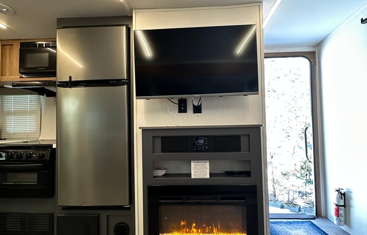 TV, Stereo, Fireplace