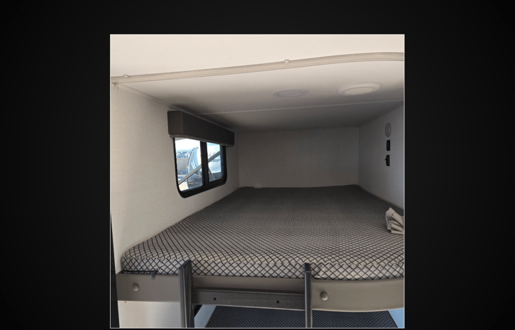 🛏️ Top Bunk Comfort
The bunk area is complete with a cozy and safe top bunk perfect for the kids to claim as their own adventure perch!