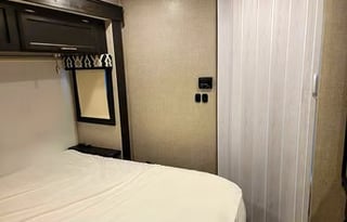 Roomy 2022 Jayco Greyhawk