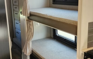 Sleeps 8 with Queen, Bunkbeds, Shower, Kitchen+