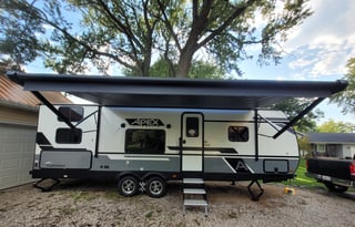 2023 Luxurious Family-Friendly Apex Ultra-Lite