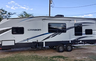 2015 Spacious Carbon Toy Hauler sleeps 8