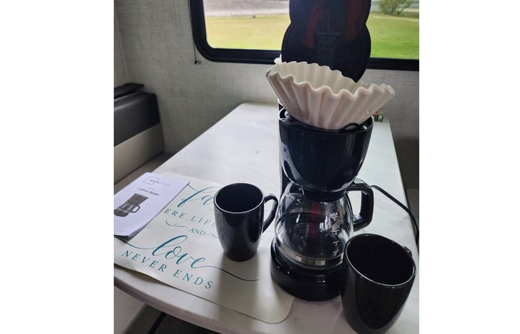 COFFEE POT WITH FILTERS/ COFFEE CUPS