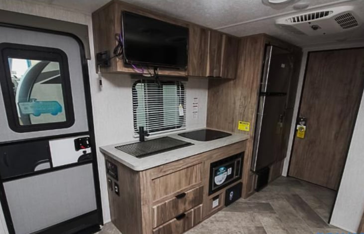 2 burners, sink, tv, refrigerator