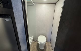 Lightweight, sleeps 6, upgrades! 400W solar system