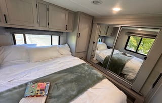 2025 33ft Coachmen 31MB - Sleeps 8