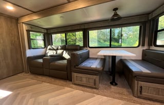 Big & Comfy - Large bathroom, full kitchen + Pets!